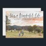 Cartão De Festividades É uma Vida Maravilhosa Foto Horizontal de Bleed To<br><div class="desc">Este cartão de Natal de uma foto de bleed total encantador apresenta letras casuais na frente com a frase "É uma Vida Maravilhosa" e texto editável para sua mensagem de Natal e nome da família. A parte traseira apresenta estrelas invernais caprichosas. Versões horizontais e verticais disponíveis para este cartão, bem...</div>