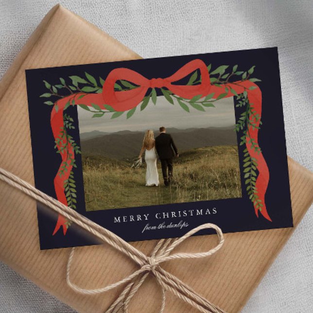 Cartão De Festividades Elegante Arco Vermelho com Greenery Foto Natal (Elegant red bows and greenery photo Christmas holiday cards.)