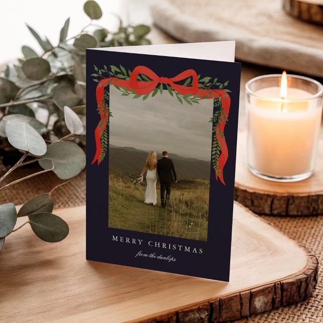 Cartão De Festividades Elegante Arco Vermelho com Greenery Foto Natal (Elegant red ribbon bow with greenery photo Christmas holiday cards. )