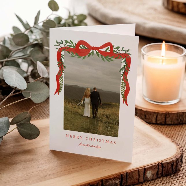 Cartão De Festividades Elegante Arco Vermelho com Greenery Foto Natal (Elegant red ribbon with bow and greenery folded photo Christmas holiday cards. )