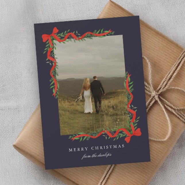 Cartão De Festividades Elegante Arco Vermelho com Greenery Foto Natal (Elegant red ribbon bows with greenery photo Christmas holiday cards.)