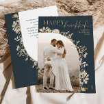 Cartão De Festividades Elegante Blue Dourado Script Happy Hanukkah<br><div class="desc">Este design apresenta um design de arco floral com um delicado quadro de ouro brilhante floral que traça uma foto vertical do solteiro. Para fazer alterações antecipadas,  selecione Personalizar -> Editar usando a opção ferramenta Design para editar/adicionar caixas de texto,  cor e fonte.</div>