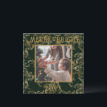 Cartão De Festividades Elegante Foto Verde Vintage Alegre e Brilhante<br><div class="desc">Elegante verde vintage com padrão de brocado dourado e tipografia Alegre e Brilhante. Um belo design de brocado desgastado com sua foto favorita no centro. Personalize com sua mensagem e nome no verso. O cartão de Natal perfeito.</div>