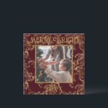 Cartão De Festividades Elegante Foto Vermelho Dourado Vintage Alegre e Br<br><div class="desc">Elegante vermelho vintage com padrão de brocado dourado e tipografia Alegre e Brilhante.  Um belo design de brocado desgastado com sua foto favorita no centro.  Personalize com sua mensagem e nome no verso.  O cartão de Natal perfeito.</div>