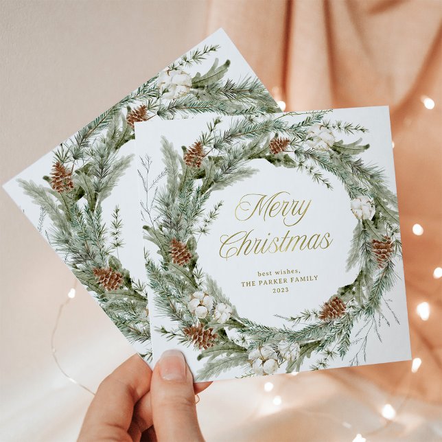 Cartão De Festividades Elegante Pine Wreath e Greenery | Feliz Natal (A stunning holiday card with a Christmas pine wreath, and gold look modern script)