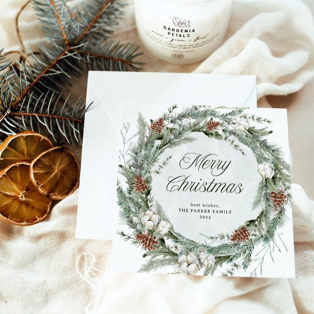 Cartão De Festividades Elegante Pine Wreath e Greenery | Feliz Natal (A simple and elegant botanical Christmas wreath decorates this stunning holiday card)