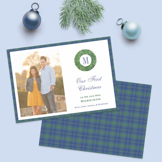Cartão De Festividades Elegante Primeiro Natal Como Sr. E Sra. Monograma (Preppy Our First Christmas Monogram Wreath photo Holidays Cards with tartan backer)