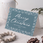 Cartão De Festividades Elegante Snowflake Blue Felry Natal Não Foto<br><div class="desc">Cartão de Natal elegante com "Feliz Natal" exibido na frente em um roteiro de caligrafia branco e em negrito com floco de neve branco e borda de pinho em um fundo azul fosco. Personalize a frente do cartão de feriado que não seja fotográfico adicionando seu nome e o ano. O...</div>