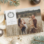 Cartão De Festividades Elegante Winter Garland Wreath Monograma Crest Fot<br><div class="desc">Aproveite a alegria da época de férias com o nosso cartão de Natal da lua de inverno monograma da lua de Natal. Nossa carta personalizada apresenta nossa design de monograma da Terra do inverno com sua foto. Personalizar com assinatura familiar e monograma. Espalhe o amor e aplauda este inverno com...</div>