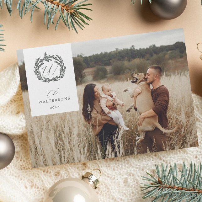 Cartão De Festividades Elegante Winter Garland Wreath Monograma Crest Fot (Elegant Winter Garland Wreath Monogram Crest Photo Holiday Card (Front))