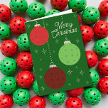 Cartão De Festividades Enfeites Personalizados de Pickleball Vermelhos e<br><div class="desc">Tanto a mensagem na frente quanto no interior deste cartão de Natal podem ser personalizadas com o seu próprio texto. Este cartão apresenta algumas bolas de pickleball disfarçadas de enfeites de Natal. Minhas ilustrações de enfeites de pickleball são em vermelho, verde claro e marrom em um fundo verde escuro ilustrado...</div>