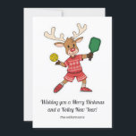 Cartão De Festividades Engraçada Revista de Natal Pickleball, Texto Perso<br><div class="desc">Celebre as festas no estilo de picleball com este cartão de Natal divertido destacando uma rena de picleball divertida. É totalmente personalizável com suas mensagens na frente e atrás. Ideal para entusiastas, clubes e treinadores de piquete, este cartão é uma maneira divertida de compartilhar a alegria do jogo com aqueles...</div>