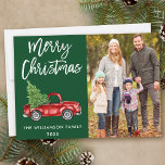 Cartão De Festividades Escoteiro Vintage Truck Foto de Natal Verde<br><div class="desc">Manuscrito em Pincel Moderno - Caminhão Vermelho Vintage Vintage com Árvore de Natal - Cartão com fotos Verde Feliz da Família de Natal</div>