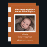 Cartão De Festividades Especiaria Agora Aproveitando Algumas Noites Não T<br><div class="desc">Este anúncio de nascimento moderno apresenta as palavras "agora desfrutando algumas noites não tão silenciosas" com espaço para uma foto de solteiro em um fundo cor de ferrugem.</div>