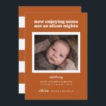 Cartão De Festividades Especiaria Agora Aproveitando Algumas Noites Não T<br><div class="desc">Este anúncio de nascimento moderno apresenta as palavras "agora desfrutando algumas noites não tão silenciosas" com espaço para uma foto de solteiro em um fundo cor de ferrugem.</div>