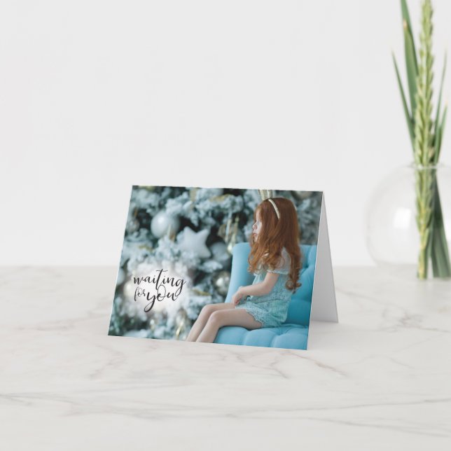 Cartão De Festividades Esperando por você, garota sentada na árvore de Na (Frente)