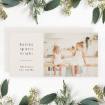 Cartão De Festividades Espiral De Banho | Crianças Divertidas Foto Neutra<br><div class="desc">Cartão de saudação simples com fotografia de na moda, de feriado moderno, com uma tipografia clássica que diz "Espíritos de assar brilhantes" com uma linha divisória e nome de família em branco. A design apresenta uma cor natural neutra de creme de marfim esticado. A foto, a saudação e o nome...</div>