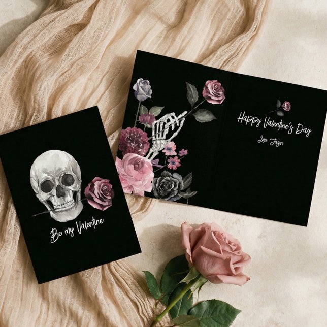 Cartão De Festividades Esqueleto Negro Gótico Crânio Rosa Dia dos Namorad (Gothic Black Skeleton Skull Rose Valentine's Day Holiday Card)