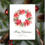 Cartão De Festividades Estilo de Água Vermelha Poinsettia Wreath Natal<br><div class="desc">Um doce estilo aquoso,  coroa de Natal de frutas vermelhas e flores poinsettia,  parece simples e elegante com o tipo clássico neste cartão clássico de feriado,  com uma foto e um espaço para uma mensagem mais longa no verso deste cartão plano.</div>