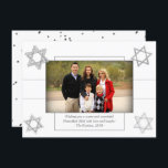 Cartão De Festividades Estrela Clássica Moderna de Hanukkah Silver de Dav<br><div class="desc">Bar de prata/Bat Mitzvah e Estrela moderna de Hanukkah,  minimamente clássico,  contra um fundo sólido,  criam um design elegante e sofisticado. Para obter outros produtos de coordenação ou correspondência,  visite justFharryn em Zazzle.com ou entre em contato com o designer,  c/o Fharryn@yahoo.com Todos os direitos reservados. #zazzlemade #christmasdecor</div>