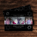 Cartão De Festividades Estrela Monocromática de Hanukkah Moderna de David<br><div class="desc">O mínimo clássico Bar negro/Bat Mitzvah e a moderna Estrela de Hanukkah de David contra um fundo sólido cria um elegante e sofisticado design. Para obter outros produtos de coordenação ou correspondência, visite justFharryn em Zazzle.com ou entre em contato com o designer, c/o Fharryn@yahoo.com Todos os direitos reservados. #zazzlemade #christmasdecor...</div>