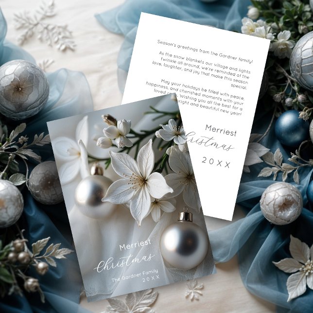 Cartão De Festividades Exquisite Delicate White Flowers Silver Ornament (Exquisite Delicate White Flowers with Silver Christmas Ornaments on a Soft Blurred Background Cards.)