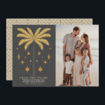 Cartão De Festividades Faça a Cinza de Palm Palm Tree Foto de Natal<br><div class="desc">Este cartão com fotos de Natal minimalista "Deck the Palms" apresenta uma palmeira em ouro falso com ornamentos de Natal em fundo de cinza escuro. O verso apresenta uma cinza escura com padrões geométricos. Personalize-o para as suas necessidades. Você pode encontrar produtos correspondentes na minha loja.</div>