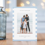 Cartão De Festividades Faixa Clássica | Foto Vertical Hanukkah<br><div class="desc">Compartilhe cartões de natal com esses cartões com fotos Hanukkah apresentando seu conjunto de fotos favorito em um fundo de listras claras,  azuis e brancas. Uma área de mensagem editável permite personalizar seu Chanukah ou cartões de natal. Adicione seu nome ou nomes de família abaixo com o ano.</div>