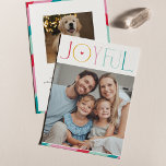 Cartão De Festividades FAMÍLIA JOYFUL FOTO da tipografia serif moderna<br><div class="desc">por kat massard >> WWW.SIMPLYSWEETPAPERIE.COM <<< Uma design elegante de cartão com a citação "JOYFUL" com o tipo de script elegante combinado com a tipografia serif e a cor simples no verso, dando-lhe a oportunidade de escrever uma mensagem pessoal à mão. Com fotos em forma de quadrado na frente, na...</div>