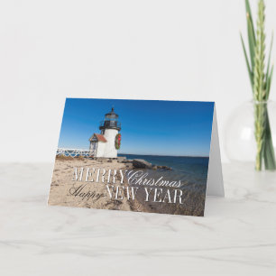 Cartão De Festividades Farol na praia com uma coroa de Natal