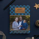 Cartão De Festividades Faux Brown Leather Blue Buffalo Xadrez Natal<br><div class="desc">Envie a sua família e amigos um cartão de férias com tema de xadrez exclusivo com sua foto favorita da família. Sacudir a placa para revelar uma textura falsa de couro na parte traseira da placa.</div>