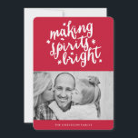 Cartão De Festividades Fazer Espirita Brilhante<br><div class="desc">Mande alegria de férias com um cartão com fotos festivo! Este cartão com fotos de feriado divertido apresenta texto escrito à mão lendo "Fazer Espirita Brilho" com estrelas desenhadas à mão sobre um fundo vermelho retrorado. Para personalização mais avançada deste design, basta selecionar o botão "Personalizar o computador" acima! Todas...</div>