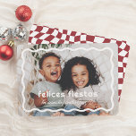 Cartão De Festividades Felices Fiestas | Borde Ondulado Retro con Foto<br><div class="desc">Esta tarjeta navideña apresenta a su foto favorita enpor un borde blanco ondulado. El mensaje "Felices Fiestas" aparece en una tipografía divertida, con el nombre de su familia debajo en letra cursiva. El reverso de la tarjeta destaca con un patrón retro de cuadros ondulados. Perfecta para compartir espíritu festivo con...</div>