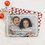 Cartão De Festividades Felices Fiestas | Borde Ondulado Retro con Foto<br><div class="desc">Esta tarjeta navideña apresenta a su foto favorita enpor un borde blanco ondulado. El mensaje "Felices Fiestas" aparece en una tipografía divertida, con el nombre de su familia debajo en letra cursiva. El reverso de la tarjeta destaca con un patrón retro de cuadros ondulados. Perfecta para compartir espíritu festivo con...</div>