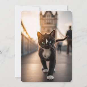 Cartão De Festividades Felini Strolando sobre Torre Bridge: Uma Cauda de