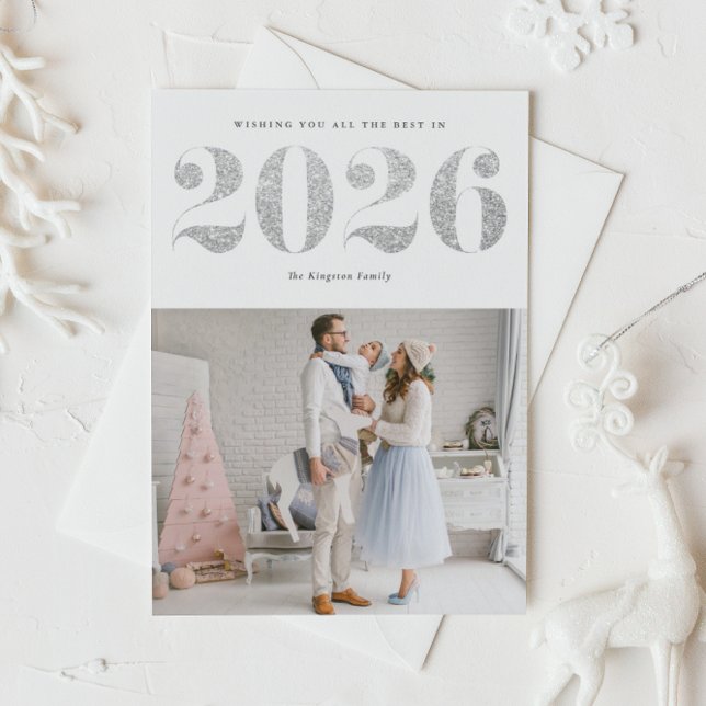 Cartão De Festividades feliz ano novo Moderno Glitter Silver Silver 2025 (Ring in 2026 with this sparkly Happy New Year photo card featuring faux silver glitter.)