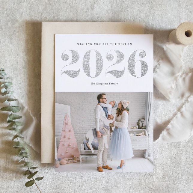 Cartão De Festividades feliz ano novo Moderno Glitter Silver Silver 2025 (Ring in 2026 with this sparkly Happy New Year photo card featuring faux silver glitter.)
