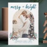 Cartão De Festividades Feliz Bright Arch, foto botânica de Natal<br><div class="desc">Comemore a temporada com a placa mínima de Natal "All is Bright" para crianças, apresentando uma paleta de cores azul e macia. Esta elegante e simples design coloca a foto do seu filho no centro, enquadrado por tipografia limpa e uma sensação suave de ventura. Perfeito para as famílias que amam...</div>