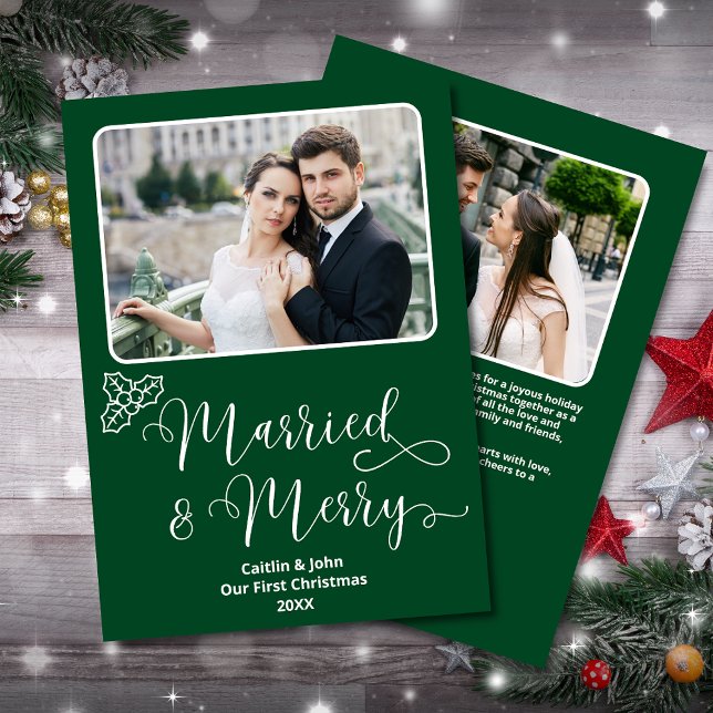 Cartão De Festividades Feliz casada Newlyweds 1rua Holly Verde de Natal (Married & Merry Custom 2-Photo Christmas Card in Green with Holly, personalized message on the back.)