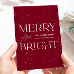 Cartão De Festividades Feliz de amora moderna e não fotográfica brilhante<br><div class="desc">Cartão de férias moderno com "Feliz e Brilho", apresentado em letras brancas e fundo de amora com sutis pontos brancos (neve). Personalize a frente do cartão de feriado não fotográfico com o nome da sua família e o ano em caracteres brancos. O cartão se reverte para exibir sua mensagem pessoal...</div>
