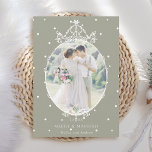 Cartão De Festividades Feliz de quadro clássico verde neutro e foto casad<br><div class="desc">Este natal plano | cartão de feriado apresenta um quadro de vintage branco simples com uma foto. Para uma personalização mais avançada deste design,  clique no BOTÃO FERRAMENTA DESIGN AZUL acima!</div>