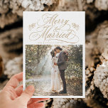 Cartão De Festividades Feliz Dourada e primeira foto de Natal casada<br><div class="desc">Inscrição elegante e romântica em caligrafia suave com uma fotografia e um texto opcional no verso. Para uma personalização mais avançada deste design,  clique no BOTÃO FERRAMENTA DESIGN AZUL acima!</div>