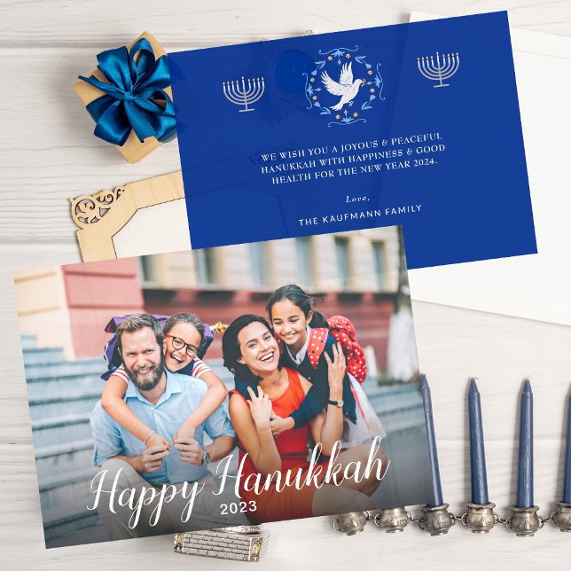 Cartão De Festividades Feliz e alegre Hanukkah Foto Moderna Azul (Modern Photo Hanukkah Card. Full size on front, message on back with personalized family name.)