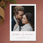 Cartão De Festividades Feliz e Bright Simples Foto do Natal<br><div class="desc">Esta modelo de cartão de Natal com fotografia simples apresenta uma design elegante, minimalista e moderna. A frente apresenta seus nomes sob sua foto favorita e uma mensagem 'FELIZ e BRIGHT' veiculada com uma combinação impressionante de duas fontes distintas, com 'and' em um script leve e fluente entre as outras...</div>
