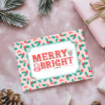 Cartão De Festividades Feliz e Brilho alegres | Rosa e Red Holly<br><div class="desc">Este cartão apresenta um cartões de natal alegre em uma tipografia do estilo vitoriano moderna em um fundo holly rosa e vermelho. Você pode personalizar com seus nomes e ano.</div>