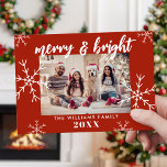 Cartão De Festividades Feliz e Foto Brilhante Flocos de Neve Vermelhos Na<br><div class="desc">Feliz de fotos da família minimalista moderna e cartão de Natal brilhante. Possui fontes elegantes de script de caligrafia Feliz & Brilho e flocos de neve. Personalize seu nome de família e ano para um cartão de Natal personalizado.</div>