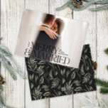 Cartão De Festividades Feliz e foto Elegante, da botânica moderna<br><div class="desc">Feliz e casado Foto Elegante,  típica e mínima tipografia botânica a preto-d-água,  cor negra,  Merry Christmas — cartão de Natal feliz.</div>