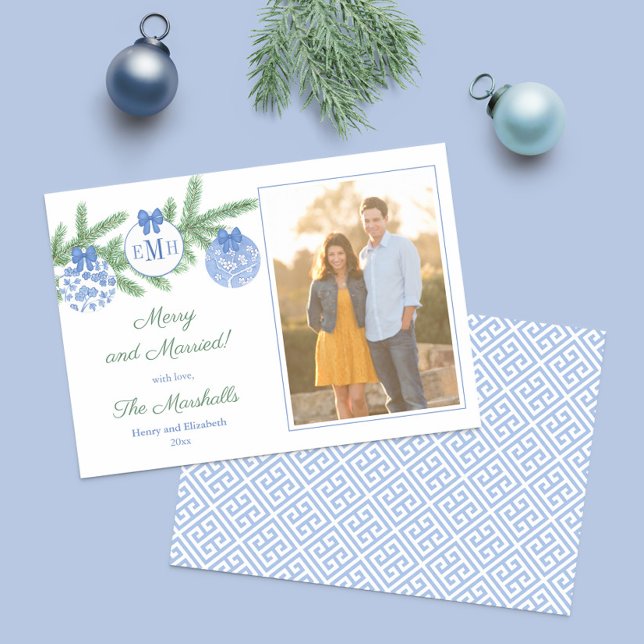 Cartão De Festividades Feliz E Monograma Casado Foto Feliz De Natal (Blue and white chinoiserie ornaments Christmas cards with monogram, family photo & Greek Key backer)