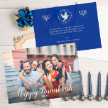 Cartão De Festividades Feliz e Pacífico Foto Moderna de Hanukkah Hanukkah<br><div class="desc">Mande saudações a Chanucá com uma foto da família em tamanho de cheio na frente com fontes brancas complementares de "Feliz Chanucá" e o ano atual na parte inferior da foto. No verso está uma mensagem para manter ou personalizar e um lugar para sua família ou nome individual. Dois menóricos...</div>
