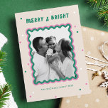 Cartão De Festividades Feliz e Quadro Brilhante Cor-de-rosa   Verde<br><div class="desc">Um cartão de feriado bonito e divertido com um quadro fotográfico duplo, cor-de-rosa e verde, rodeado por pontos confetti e "feliz e brilhante" em uma fonte bonita e escrita à mão. A parte de trás do cartão tem espaço para uma mensagem mais longa e outra foto da família. Aqui mostrado...</div>